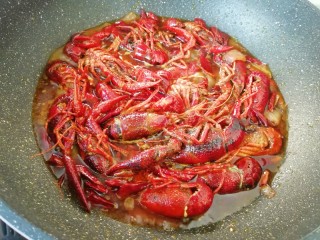 13、爆炒咖喱小龙虾,加入半碗开水翻炒均匀，小火煮20分钟关火。