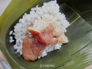 5、五花肉棕,填上米,放上一个五花肉,