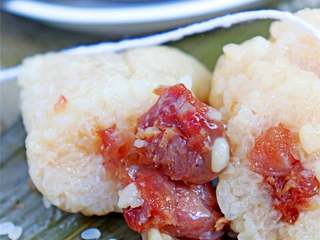 13、五花肉棕,刚出锅的粽子入口酥烂嫩鲜,甜糯不腻 。