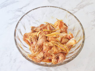 5、香酥小鸡腿,抓匀腌制2小时以上,有时间的话最好放入冰箱冷藏腌制一夜