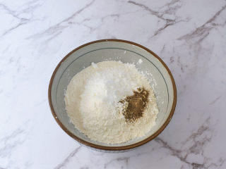 6、香酥小鸡腿,面粉50克+淀粉50克+盐1克+黑胡椒粉1克,混合均匀