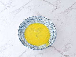 7、香酥小鸡腿,鸡蛋打散