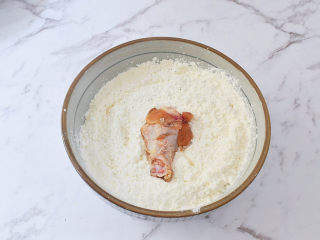 8、香酥小鸡腿,再将腌制好的鸡腿放入裹满面粉