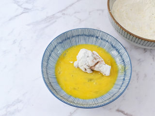 9、香酥小鸡腿,放入蛋液中滚一圈