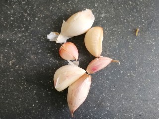 1、卤香辣鸭爪,蒜瓣剥好，不用拍碎