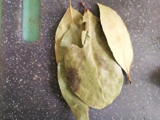 2、卤香辣鸭爪,香叶5片