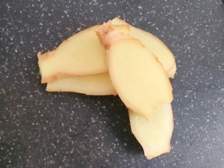 3、卤香辣鸭爪,姜切片