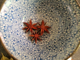 4、卤香辣鸭爪,准备3个八角