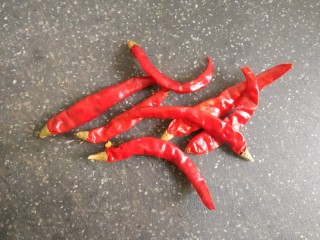 5、卤香辣鸭爪,准备适量干辣椒，喜欢辣一点的，可以多加几个，不喜欢辣的，可以少一丢丢