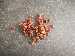 7、卤香辣鸭爪,准备一丢丢花椒