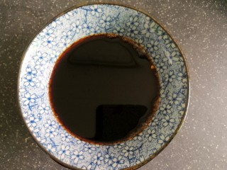 8、卤香辣鸭爪,准备半碗酱油