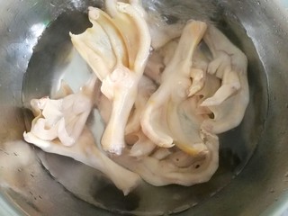 12、卤香辣鸭爪,焯好水的鸭爪，捞起来放入冷水中泡一会