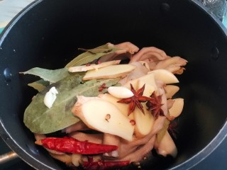 14、卤香辣鸭爪,放入所有香料