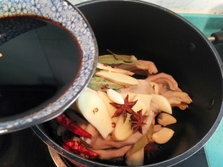 15、卤香辣鸭爪,再倒入刚刚准备的调料汁