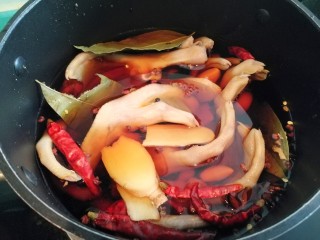 16、卤香辣鸭爪,再加入没过鸭爪的清水，还要加3克盐，盖上盖子中小火焖25分钟，然后开盖大火收汁五分钟，就可以出锅啦！为了更入味，建议鸭爪泡在卤水里泡一小时以上