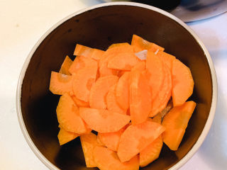 1、香菇胡萝卜炒莴苣,胡萝卜洗干净去皮，切片