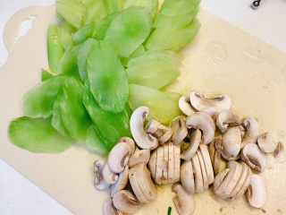 2、香菇胡萝卜炒莴苣,把莴苣去皮，切片。百香菇洗干净，切片，沥干待用。