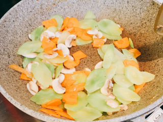 4、香菇胡萝卜炒莴苣,放入准备好的红萝卜，百香菇，莴苣，翻炒均匀