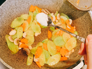 5、香菇胡萝卜炒莴苣,再放入1小勺盐，翻炒均匀