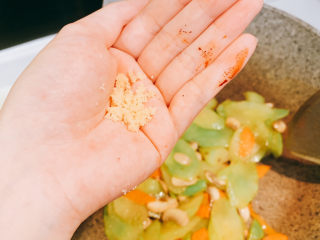 6、香菇胡萝卜炒莴苣,放入1小勺鸡精，翻炒均匀。即可出锅