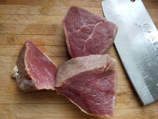 2、凉拌牛肉,牛肉泡出血水，切块。