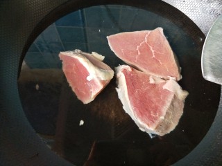 3、凉拌牛肉,锅内放冷水，牛肉冷水下锅，大火烧开。