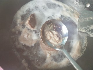 4、凉拌牛肉,焯水，捞出浮沫。