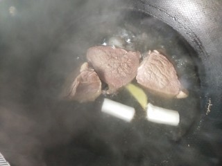 5、凉拌牛肉,放生姜，大葱，开中小火。