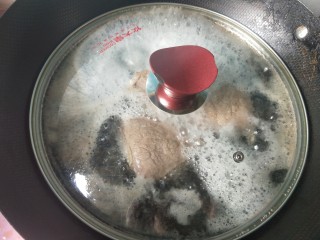 6、凉拌牛肉,盖上锅盖，中小火煮40分钟。