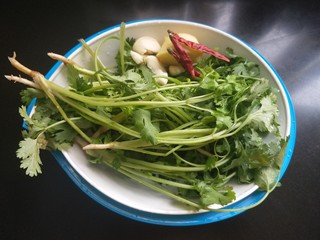 7、凉拌牛肉,香菜，干辣椒，大蒜，生姜洗净备用。