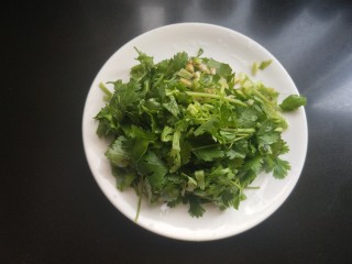 8、凉拌牛肉,香菜切段。