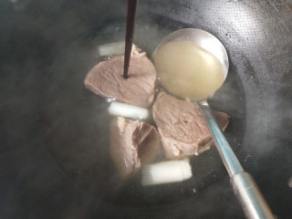 10、凉拌牛肉,牛肉煮了40分钟，可以捞出来了。