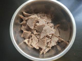 11、凉拌牛肉,牛肉顺着纹理切片，放入大一点的碗中。