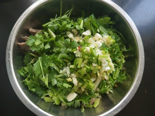 12、凉拌牛肉,放入切好的大蒜，生姜，香菜，香葱。