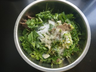 13、凉拌牛肉,放入盐，白糖，胡椒粉，鸡精。