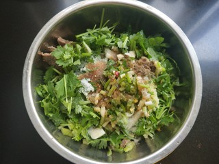 14、凉拌牛肉,放入味极鲜酱油，老陈醋，小麻油。