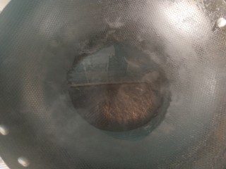 15、凉拌牛肉,锅内放油，烧热。