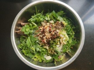 17、凉拌牛肉,倒入碗中。