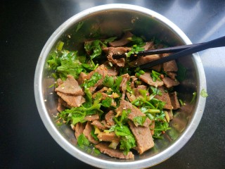 18、凉拌牛肉,拌匀。