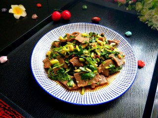 19、凉拌牛肉,装入盘中。