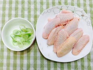 1、鸡翅焖饭,准备好鸡翅，大葱。鸡翅用水多泡泡，去掉血水，鸡翅用盐，酱油腌制两个小时。