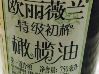 2、鸡翅焖饭,橄榄油号称液体黄金油，营养价值很高，尤其是肥胖者食用橄榄油防止心血管，减少油脂。