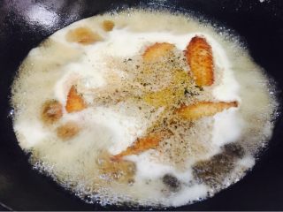 4、鸡翅焖饭,加适量水把鸡翅焖熟。