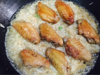 6、鸡翅焖饭,把鸡翅放在米饭上，每块鸡翅都刷一点蜂蜜，让其入味，盖上锅盖焖10-15分钟，直到汤汁收干。全程开小火，火大了容易把饭煮焦。