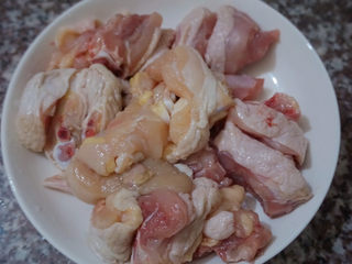 1、三黄鸡炖土豆,准备三黄鸡，洗干净沥干备用