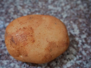 2、三黄鸡炖土豆,准备一个土豆????