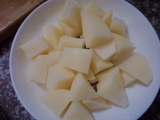 4、三黄鸡炖土豆,土豆洗干净后切小块备用