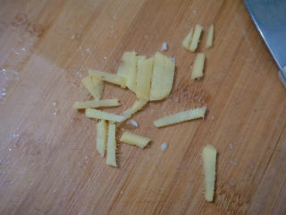 6、三黄鸡炖土豆,姜丝适量