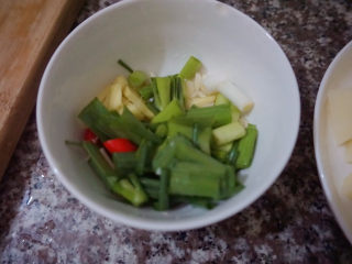 9、三黄鸡炖土豆,基本配料就准备好啦