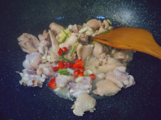 14、三黄鸡炖土豆,倒入蒜姜红辣椒配料翻炒3分钟